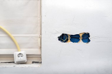 Elektrik teli ve sıva duvarındaki bağlantı kutusunu açtım. Ev yenileme konsepti