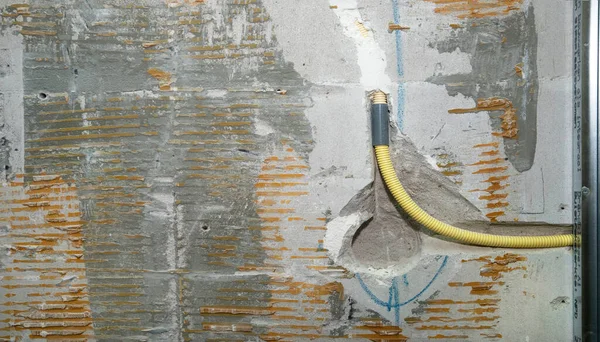 Instalação Oculta Fios Elétricos Tomadas Uma Parede Concreto Reparação Antigo — Fotografia de Stock