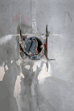 Elektrik teli ve beton duvardaki bağlantı kutusunu açtım. İnşaat alanında elektrik işleri