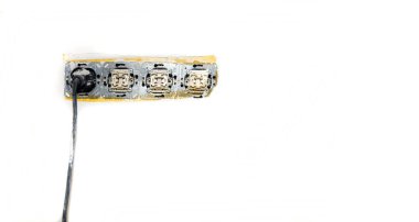 Elektrik kablosu ve sıva duvarındaki priz açıldı. İnşaat alanında elektrik işleri