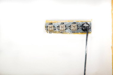 Elektrik kablosu ve eski alçı duvardaki priz açıldı. İnşaat alanında elektrik işleri