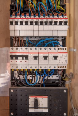Farklı kablolardan oluşan elektrik paneli. Çeşitli aygıtlar için geçerli kontrol kabini