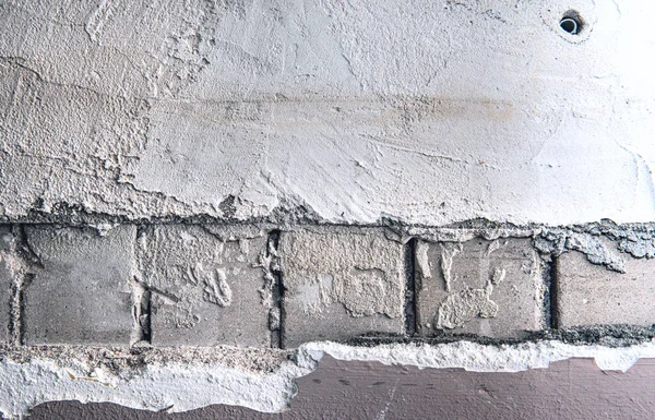 用剥皮粉刷的旧砖墙 用砖头把粗糙的墙面弄湿了 这堵墙漆成不同的颜色 — 图库照片