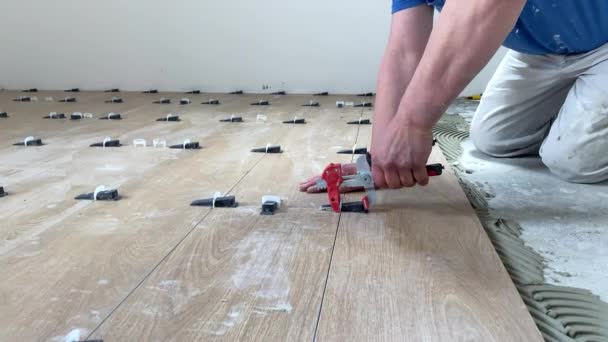 Verlegung Keramischer Bodenfliesen Professionelle Bauarbeiter Installieren Auf Dem Boden Eine — Stockvideo