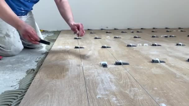 Instalação Pisos Cerâmica Trabalhador Construtor Profissional Instalando Chão Uma Telha — Vídeo de Stock
