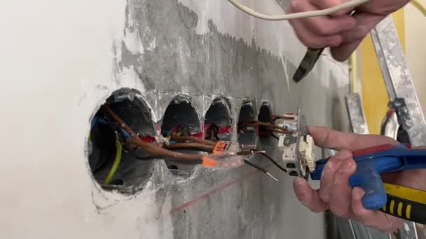 Elektriker Demontieren Eine Alte Steckdose Und Reparieren Die Kabel Bauindustrie — Stockvideo