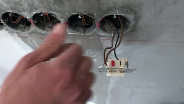 Trabajador Técnico Electricista Desmonta Viejo Enchufe Fija Los Cables — Vídeos de Stock