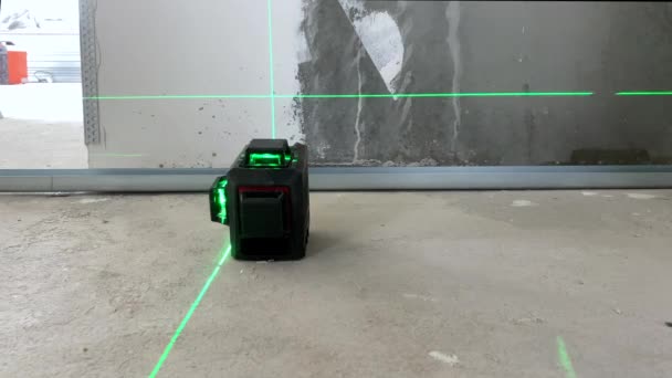 Réglage Par Travailleur Bâtiment Niveau Laser Moderne Sur Sol Chantier — Video