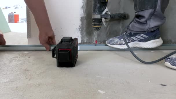 Trabalhador Construção Que Define Nível Laser Moderno Chão Canteiro Obras — Vídeo de Stock