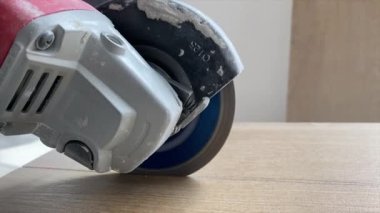 Tamirat sırasında seramik fayansları öğütücüyle kesmek. Bir sürü sürtünme tozu. Ağır çekimde kapat