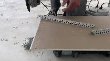 Tamirat sırasında metal profili öğütücüyle kesmek. Bir sürü sürtünme kıvılcımı