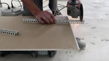 Tamirat sırasında metal profili öğütücüyle kesmek. Bir sürü sürtünme kıvılcımı