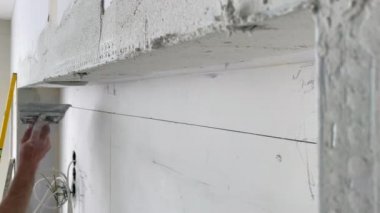 Sıvacı tadilatta duvara sıva uygular