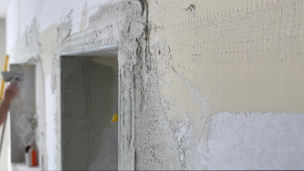 Plasterer Applies Plaster Wall Repair Renovation Work — Stock Video
