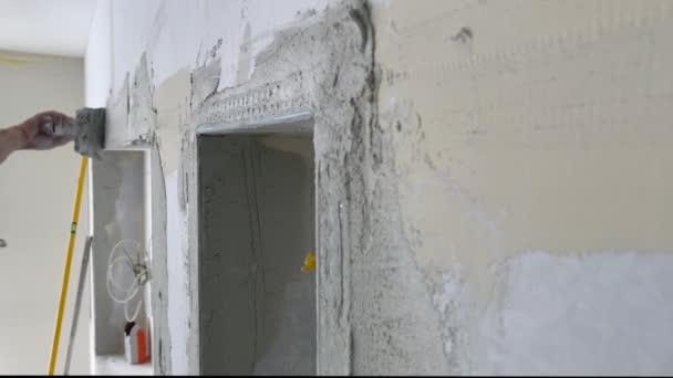 Putzer Klebt Bei Sanierungsarbeiten Putz Die Wand — Stockvideo