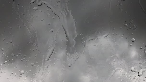 Gocce Pioggia Gocciolano Lentamente Attraverso Vetro Contro Cielo Tempestoso — Video Stock