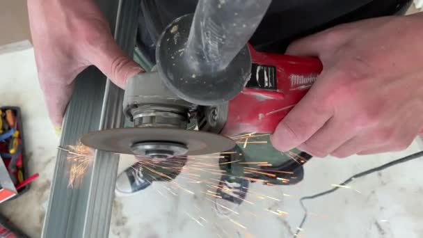 Metal Profili Kesen Profesyonel Inşaat Işçisi Tamirat Sırasında Metal Profili — Stok video