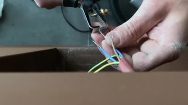 Elektrik teknisyeni elektrik kablosunu konut elektrik sisteminde hazırlıyor.