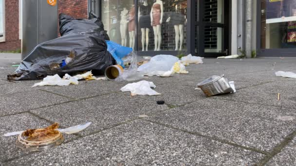 Trash Stoep Van Stad Buurt Van Metalen Vuilnisbak Pandemische Lockdown — Stockvideo