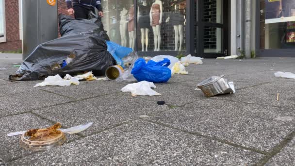 パンデミックロックダウンの金属ゴミ箱の近くの街の歩道上のゴミ 環境保護 — ストック動画