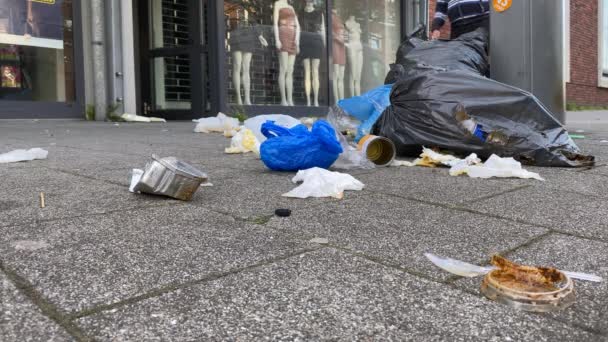 城市人行道上的垃圾堆靠近金属垃圾桶被大流行病封锁了 环境保护 — 图库视频影像