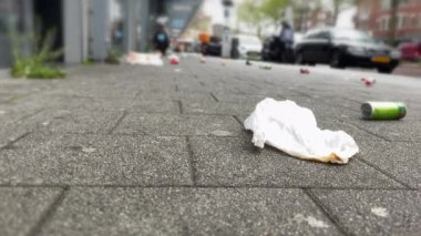 Şehir kaldırımında çöp tenekesinin yanında. Çevre koruma