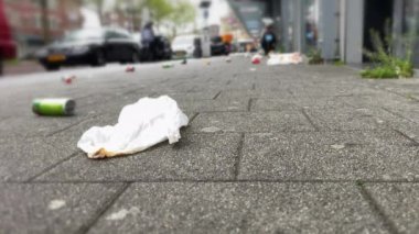 Şehir kaldırımında çöp tenekesinin yanında. Çevre koruma