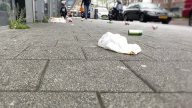 Şehir kaldırımında çöp tenekesinin yanında. Çevre koruma
