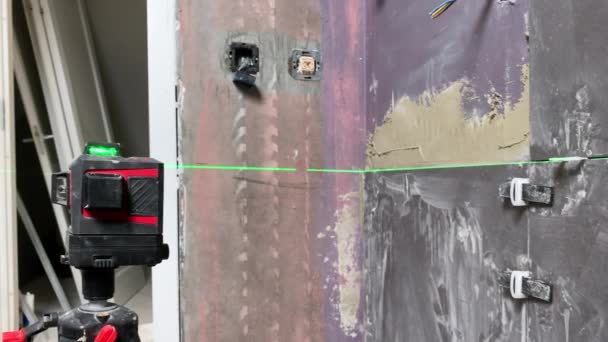 Tangga Kayu Rumah Ditutupi Dengan Kertas Pelindung Selama Renovasi — Stok Video