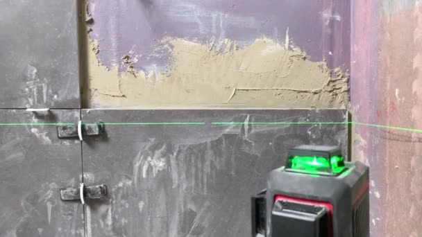 Holztreppe Haus Wird Bei Renovierungsarbeiten Mit Schutzpapier Abgedeckt — Stockvideo