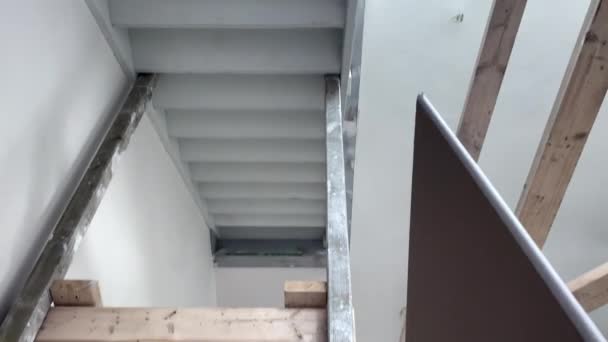 Holztreppe Haus Wird Bei Renovierungsarbeiten Mit Schutzpapier Abgedeckt — Stockvideo