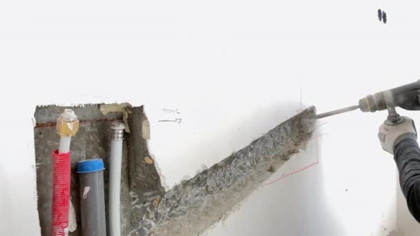 Construtor Canteiro Obras Trabalha Com Uma Broca Martelo Reparação Construção — Vídeo de Stock