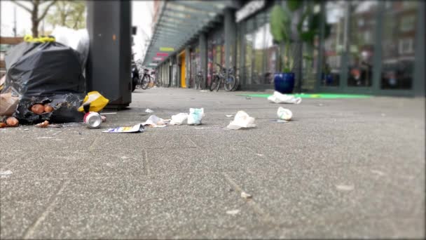 Skräp Stadens Trottoar Nära Soptunnan Miljöskydd — Stockvideo