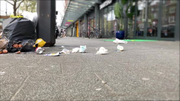 Śmieci Miejskim Chodniku Pobliżu Metalowego Śmietnika Ochrona Środowiska — Wideo stockowe
