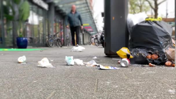 Déchets Sur Trottoir Ville Près Poubelle Métal Protection Environnement — Video