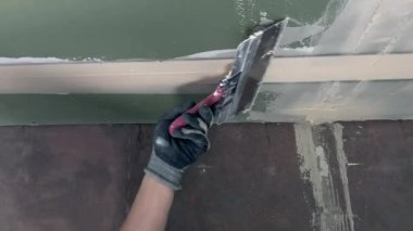 Sıvacı tadilatta tavana sıva uygular