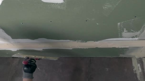 Plasterer Aplica Gesso Para Teto Trabalhos Renovação Reparação — Vídeo de Stock