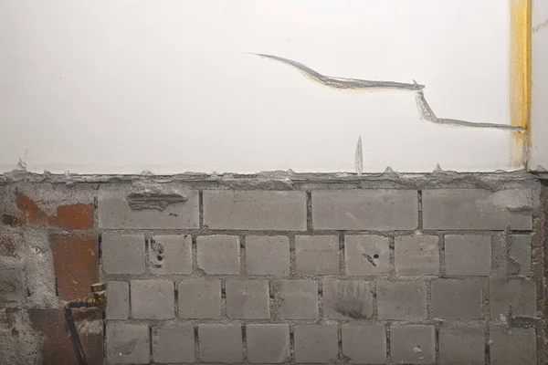工業的背景 剥離スタッコと古いレンガの壁 レンガで壁の表面を風化 — ストック写真