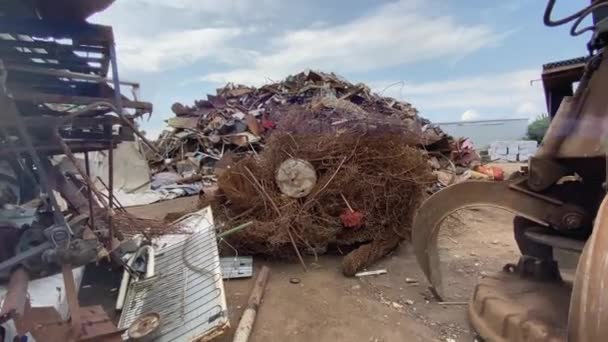 Berg Von Industrie Und Haushaltsschrott Altmetall Auf Dem Recyclinghof Abfälle — Stockvideo