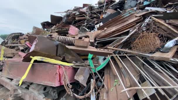 Góra Złomu Przemysłowego Domowego Złom Metalu Miejscu Recyklingu Odpady Przemysłu — Wideo stockowe
