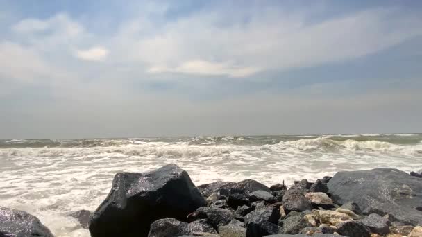 Vagues Mer Avec Éclaboussures Écrasement Mousse Contre Rivage Rocheux — Video