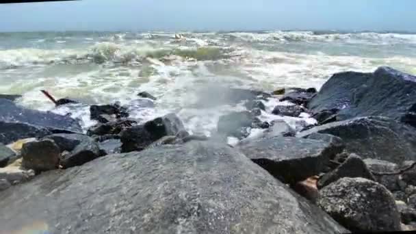 Морские Волны Брызгами Пеной Разбиваются Скалистый Берег — стоковое видео