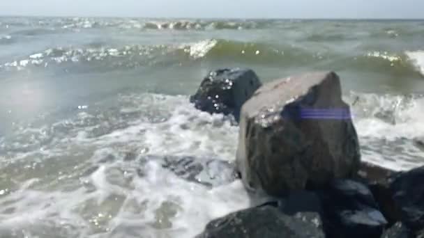 Морской Серфинг Морские Волны Брызгами Пеной Разбиваются Скалистый Берег Slow — стоковое видео