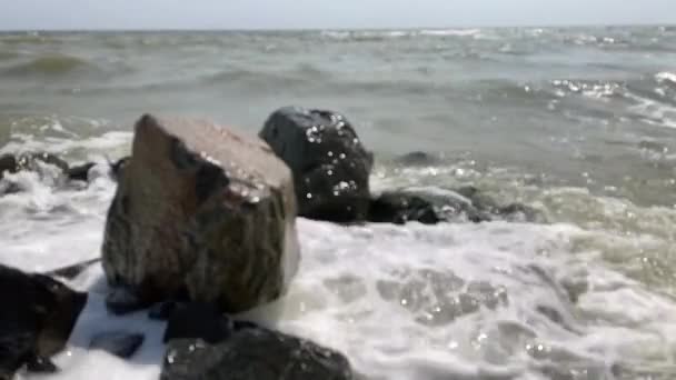 Θαλάσσιο Σερφ Θαλασσινά Κύματα Πιτσιλιές Και Αφρό Συντρίβονται Στη Βραχώδη — Αρχείο Βίντεο