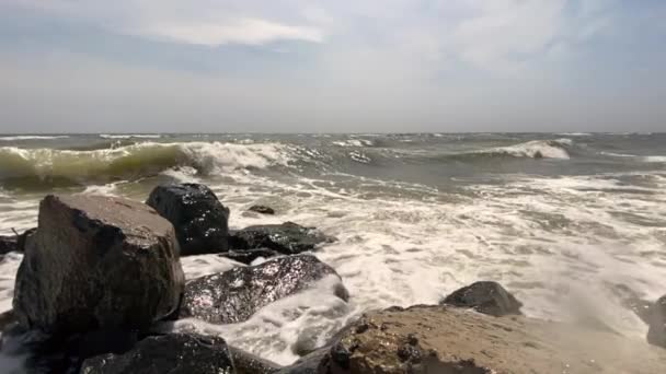Meereswellen Mit Spritzern Und Schaumstoff Krachen Gegen Das Felsige Ufer — Stockvideo
