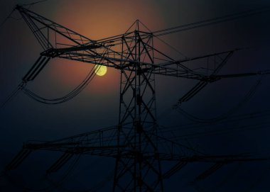 Elektrik direkleri - gün batımında siluet. Yüksek voltajlı elektrik hatları.. 