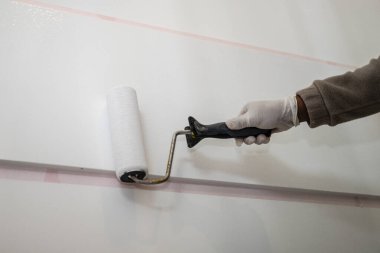 Tablada Beyaz Boyayla Dolu Boya Patencisi