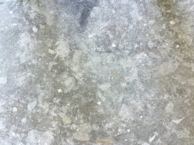 Yüksek çözünürlüklü ham beton zemin, beyaz boya lekeleri ve yıpranmış lekeler, endüstriyel arka plan ya da inşaat teması olarak mükemmel.