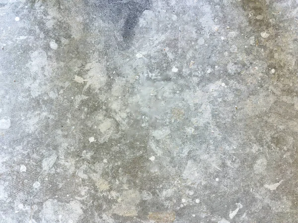 Yüksek çözünürlüklü ham beton zemin, beyaz boya lekeleri ve yıpranmış lekeler, endüstriyel arka plan ya da inşaat teması olarak mükemmel.
