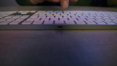 Kablosuz klavyede yazarak eller